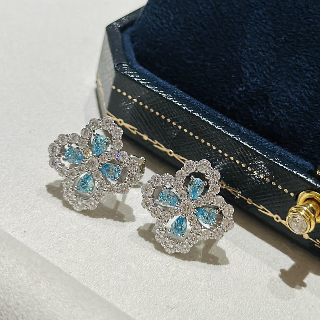 Van Cleef & Arpels Elegant Blue Diamond Flower Pendant